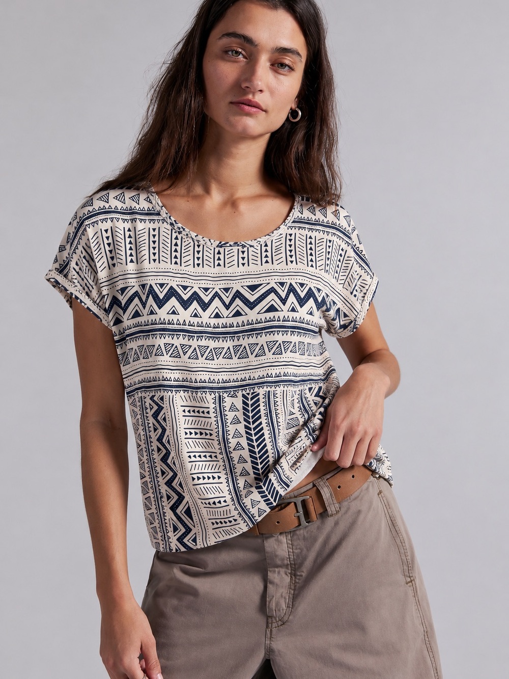 313. Printed Short-Sleeve Scoop Neck Top in Navy and Cream